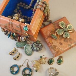 Elegant Green and Gold Jewelry Set